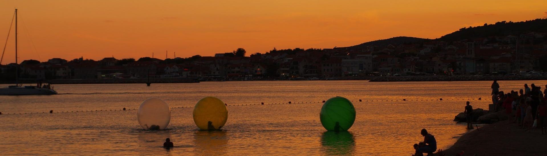 Beeld van de kust van Vodice in Kroatië bij zonsondergang.