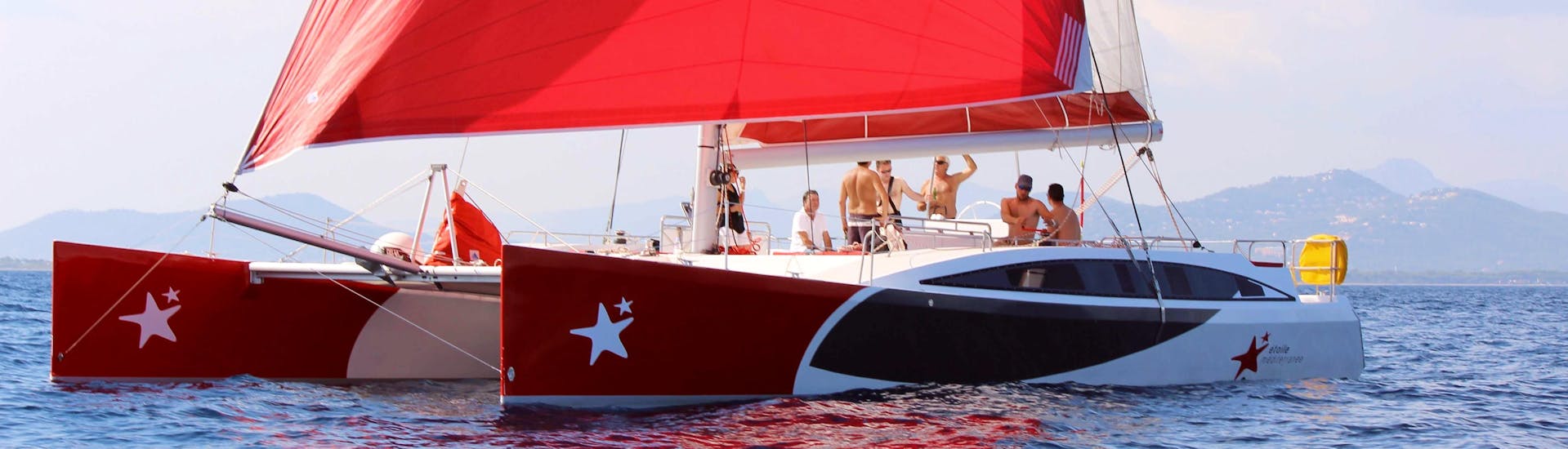 Des personnes profitant de leur voyage en catamaran à Ajaccio avec Voglia di Mare. 