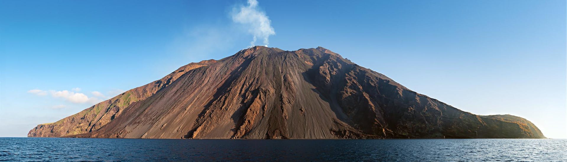 Embarquez pour une balade en bateau et visitez un volcan.