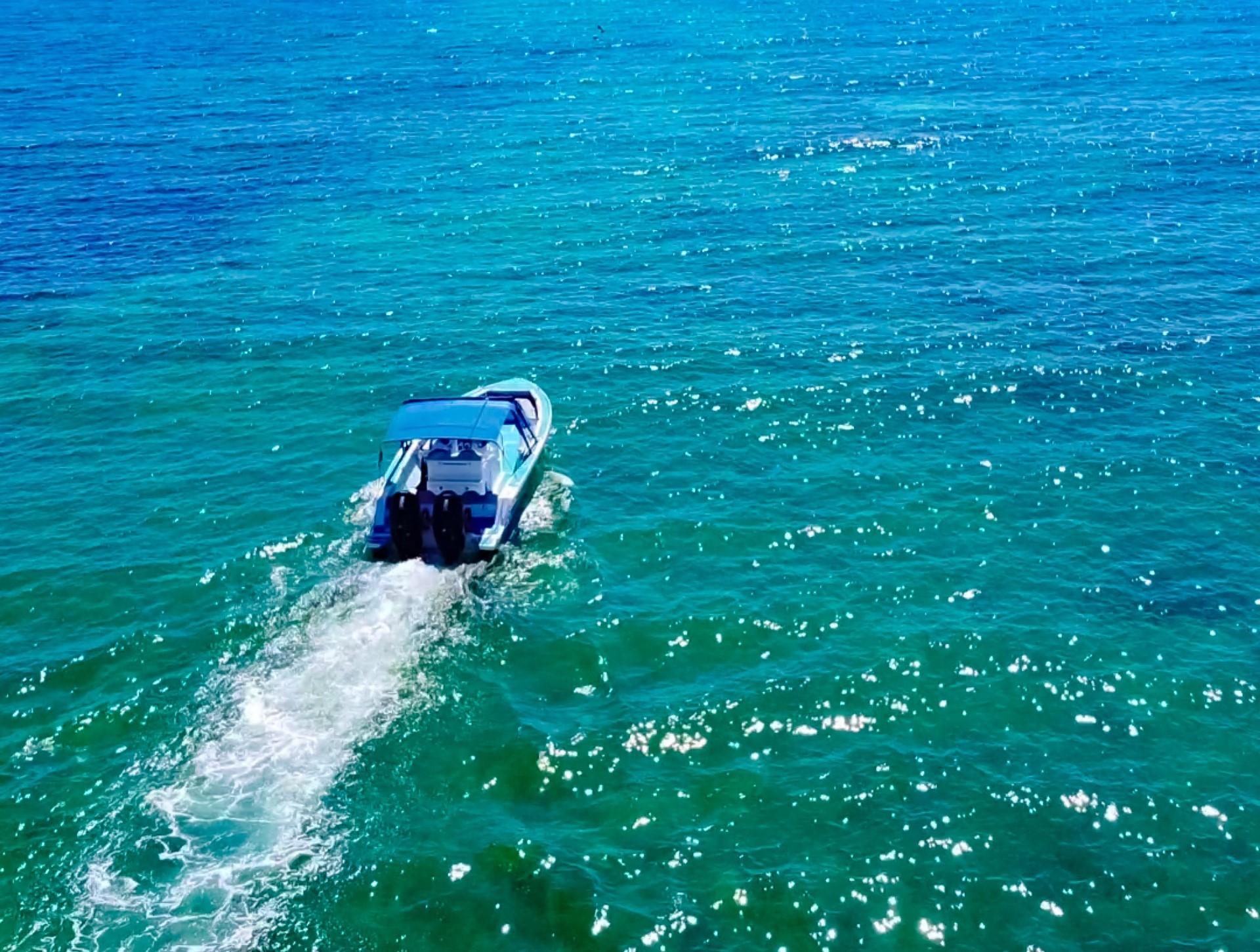 Das Boot von Vou & Mwen Excursions Guadeloupe während einer Fahrt nach Îlet Caret.