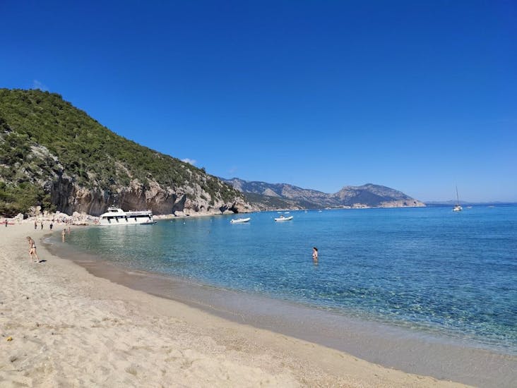 Una delle baie che potete visitare con East Coast Sardinia Excursion.