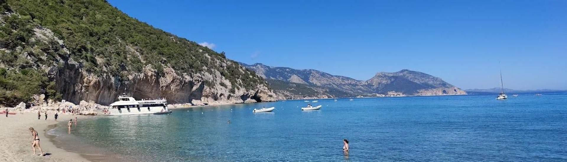 Una delle baie che potete visitare con East Coast Sardinia Excursion.