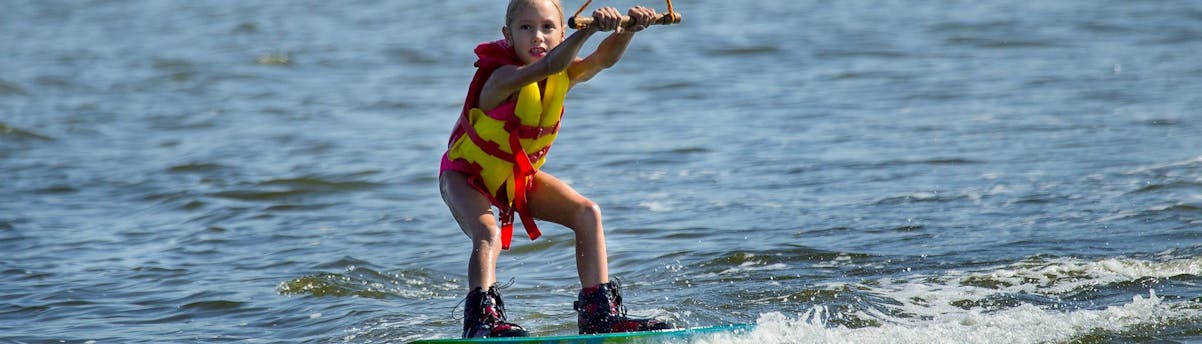 Wakeboarding SEM Hero Eine Person hat Spaß beim Wakeboarding.