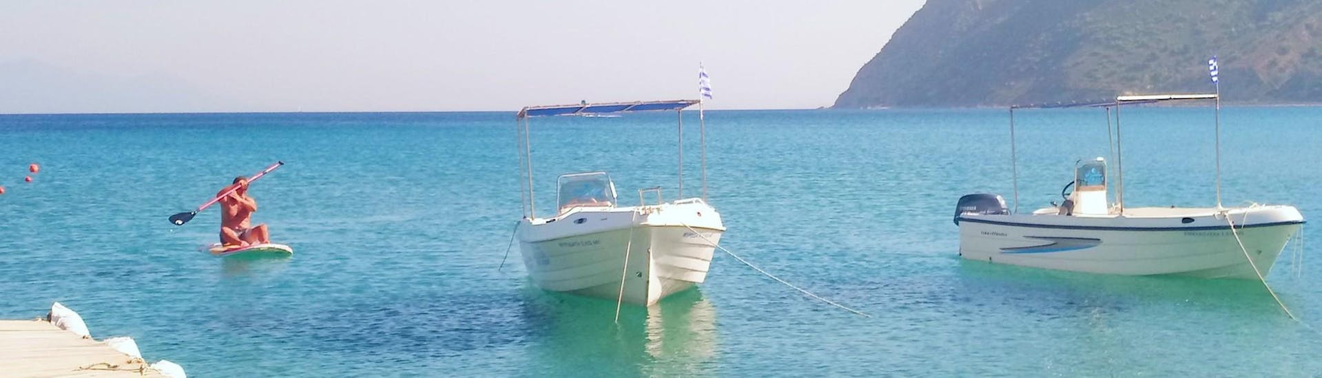 Vue de la plage de Kefalos pendant que les gens font des sports nautiques avec le Water Club Poseidon Kos.