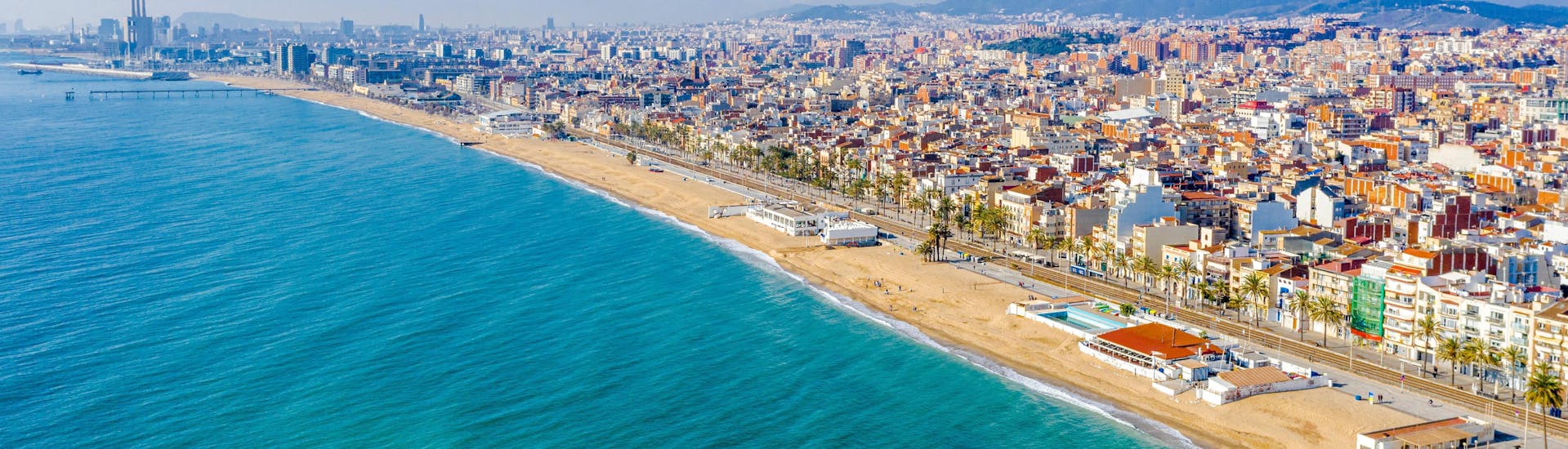 Playa de Badalona en Barcelona durante la temporada de verano.