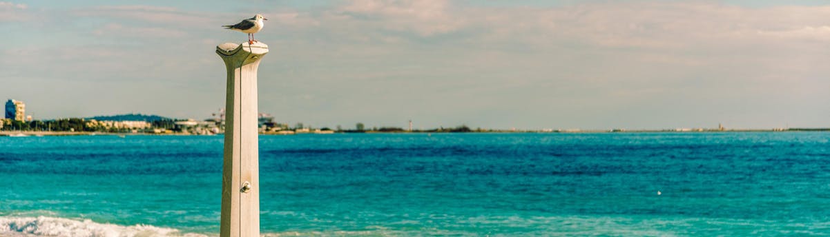 water-sports-cagnes-sur-mer_SEM-Resort-Hero View from the beach of the bay of Cagnes-sur-Mer next to Nice, very popular among lovers of water activities such as jet skiing or parasailing.