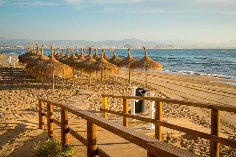 Vistas de la primera línea de playa en Alicante en la Costa Blanca. 