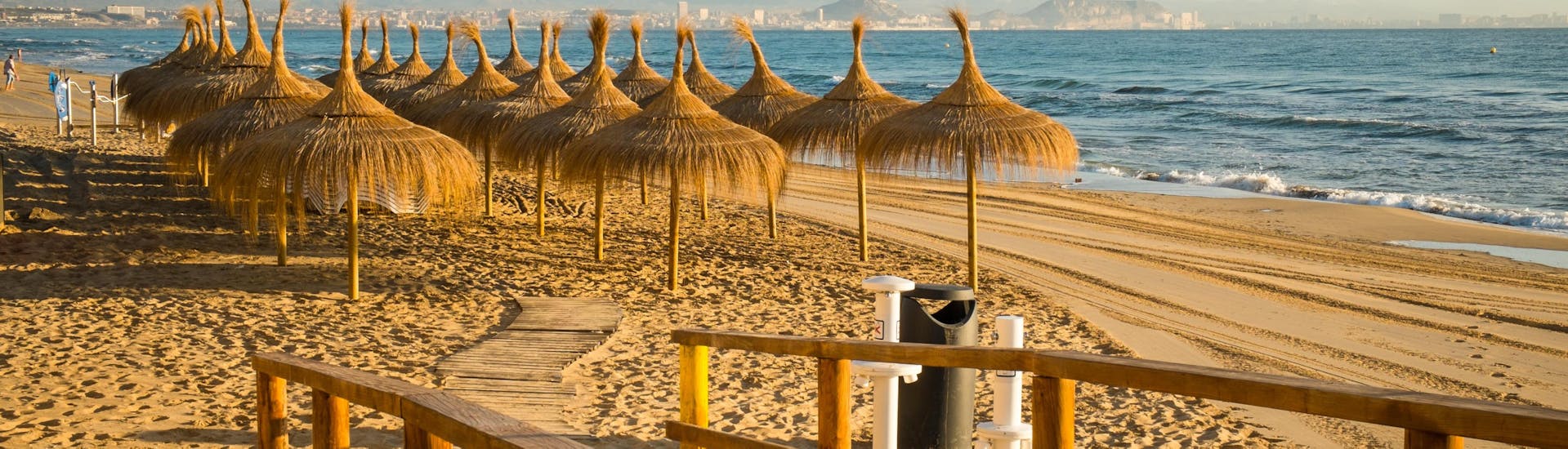 Vistas de la primera línea de playa en Alicante en la Costa Blanca. 