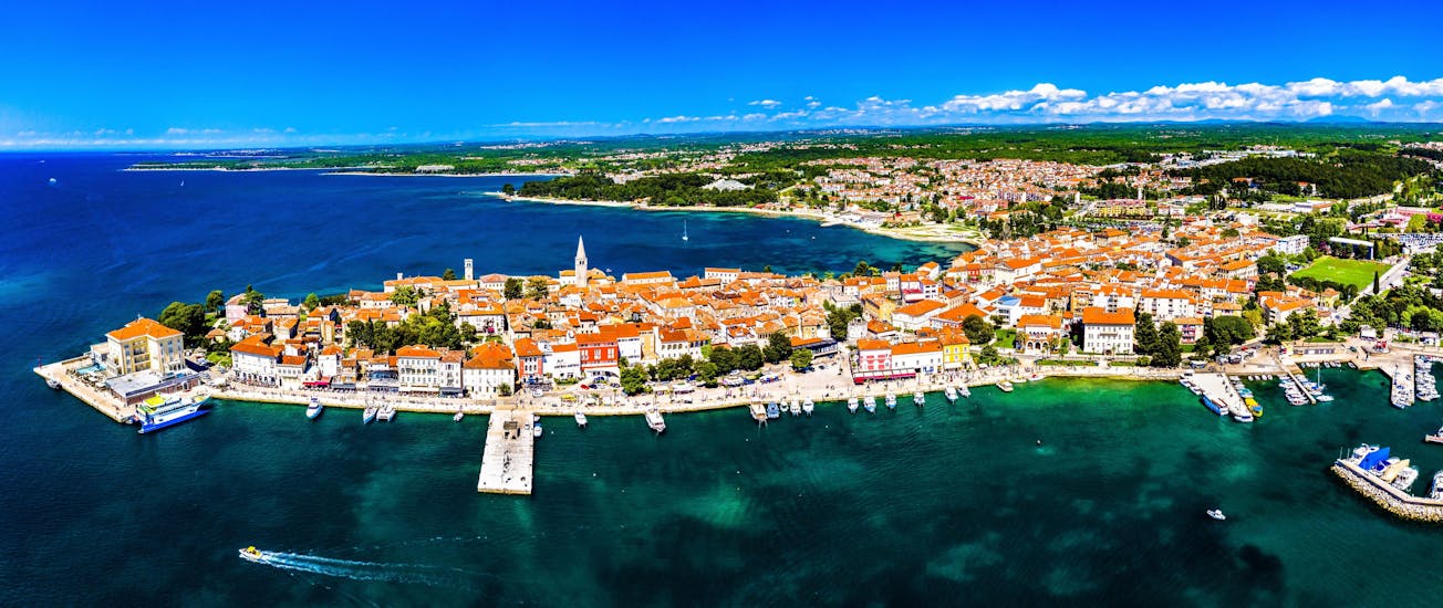 Image of a town in Istria where watersports activities take place.
