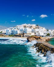 Ein Blick auf den alten Hafen mit den typisch weißen Gebäuden, ein beliebter Ort für Wassersport Aktivitäten auf Naxos.