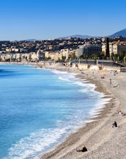 Une image de l'eau bleue claire de la Côte d'Azure et de la célèbre plage de la promenade où il est possible de faire des activités nautiques à Nice.