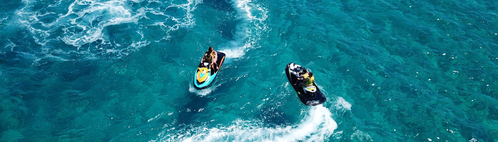 Un grupo de amigos en un banana boat en el popular destino de vacaciones de Perissa. 