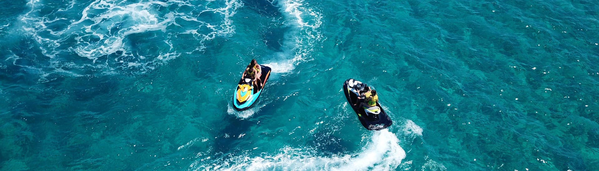 Un grupo de amigos en un banana boat en el popular destino de vacaciones de Santorini. 