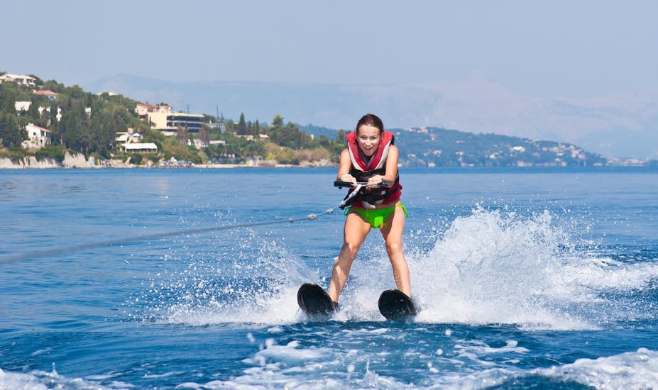 Ski nautique à Agios Georgios avec Crazy Sports Santorin - Hero image