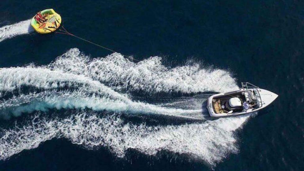 Photo of a boat pulling an inflatable ring on the water with Levante Watersports Umag.
