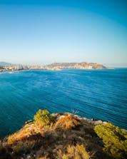 An amazing view of the shore with the city in the background and the ocean where you can do water sports activities in Benidorm.