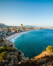 An amazing view of the shore with the city in the background and the ocean where you can do water sports activities in Benidorm.