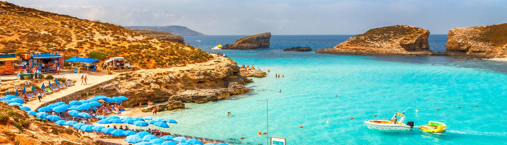Una spiaggia di Malta dove i fornitori offrono le loro attività di sport acquatici durante la stagione estiva. 