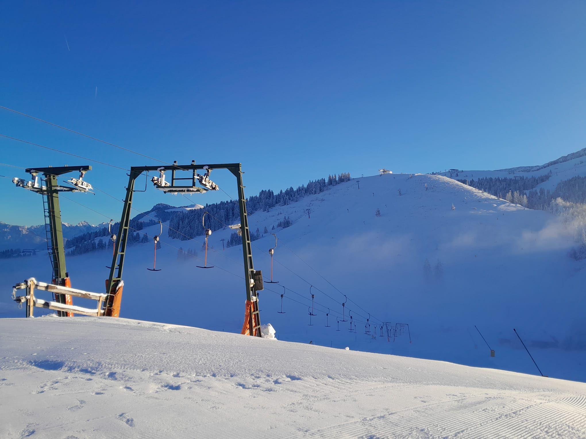 Una imagen de Wedellift durante una clase de esquí en Bayrischzell por Ski- und Snowboardschule Bayrischzell.