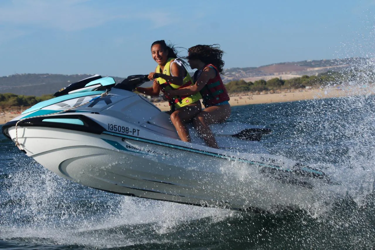 Magnifique paysage de montagnes et de mer, où se déroulent les activités de Nauticdrive Praia da Rocha Baixinha.