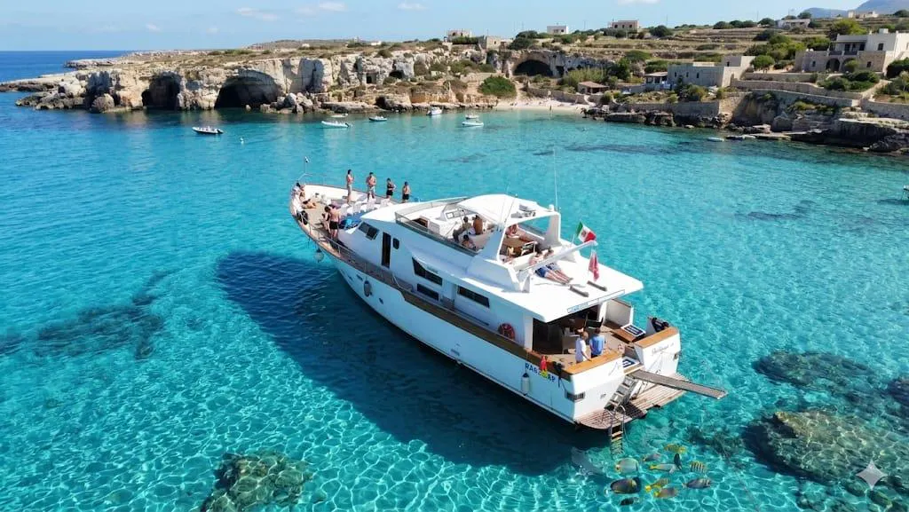 Magnifique paysage de montagnes et de mer, où se déroulent les activités de Egadi Explorer Trapani.