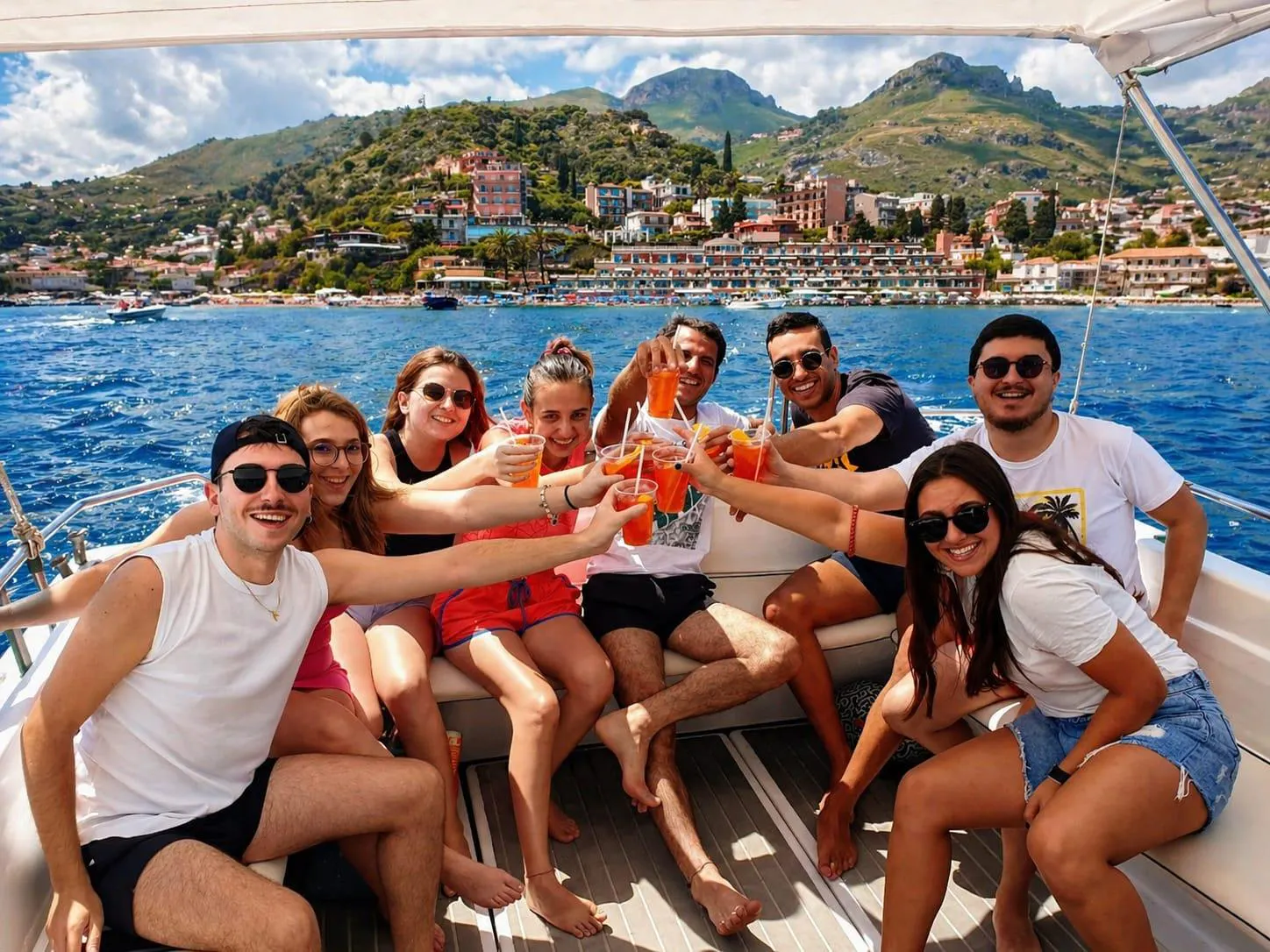 Prachtige landschappen met bergen en zee, waar de ervaringen van Enjoy Sicily plaatsvinden.