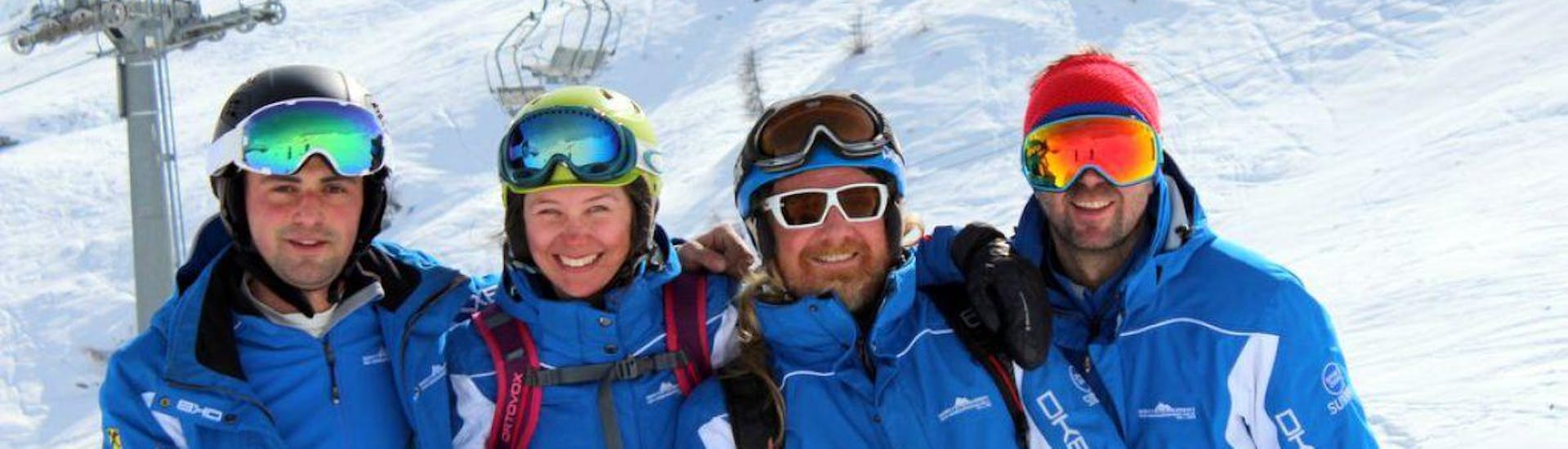 Vier Skilehrer der White Element Skischule Sillian lächeln gemeinsam in die Kamera und freuen sich darauf, ihren Skikurs in Sillian-Hochpustertal durchzuführen.