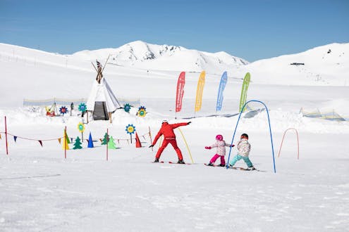 Adultos y niños esquiando en la estación de esquí de Turracher.
