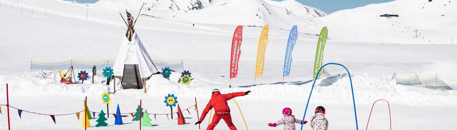 Ausblick auf die sonnige Berglandschaft beim Skifahren lernen mit den Skischulen in der Wildkogel Arena.