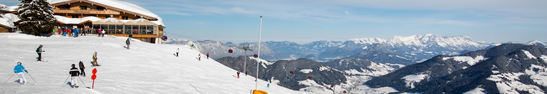 Adultos y niños esquiando en la estación de esquí de Wildschonau.