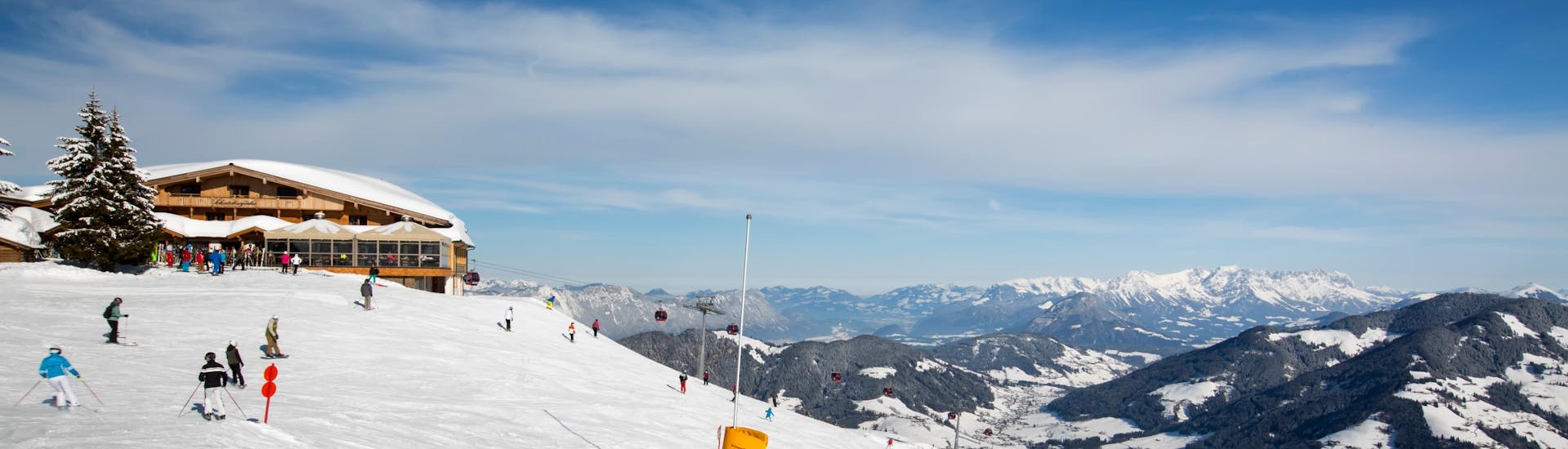Vista del paesaggio montano soleggiato durante un corso di sci con scuole di sci a Wildschönau.
