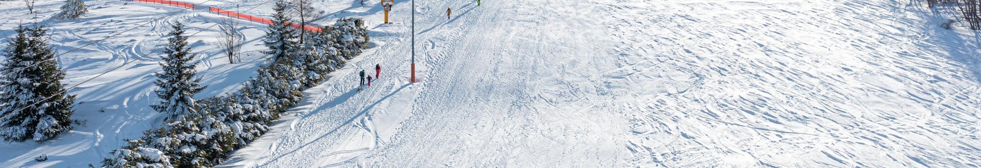 Erwachsene und Kinder beim Skifahren im Skigebiet Willingen.