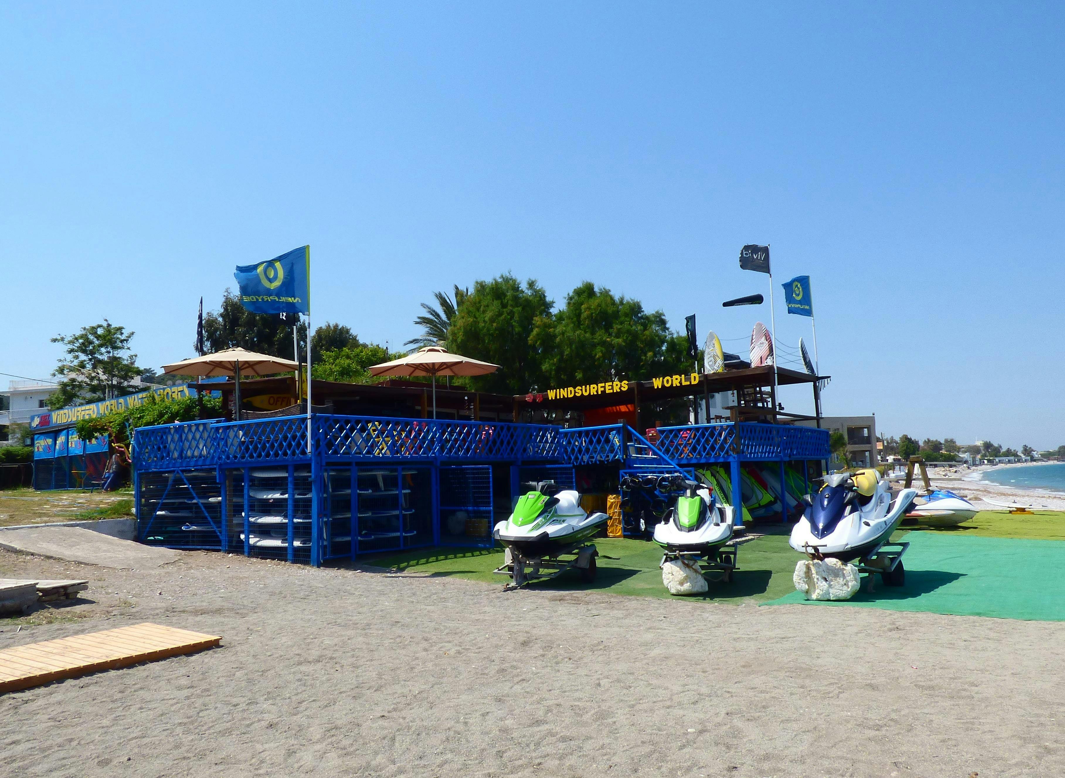 Windsurfers' World station (7) Prachtige landschappen met bergen en zee, waar de ervaringen van Windsurfers' World Rhodes plaatsvinden.