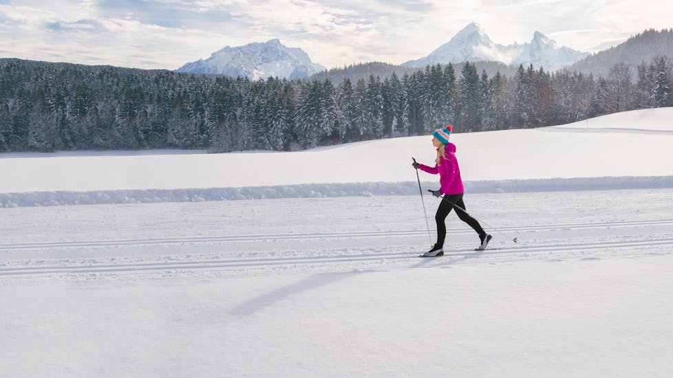 Woman-on-a-cross-country-skiing-lesson