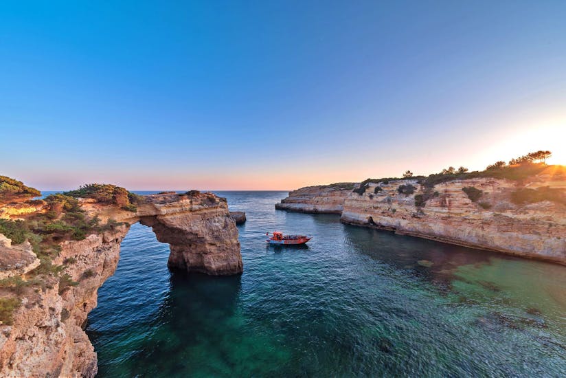 Foto panorámica de las Cuevas de Benagil donde X Ride Algarve ofrece sus excursiones en barco. 
