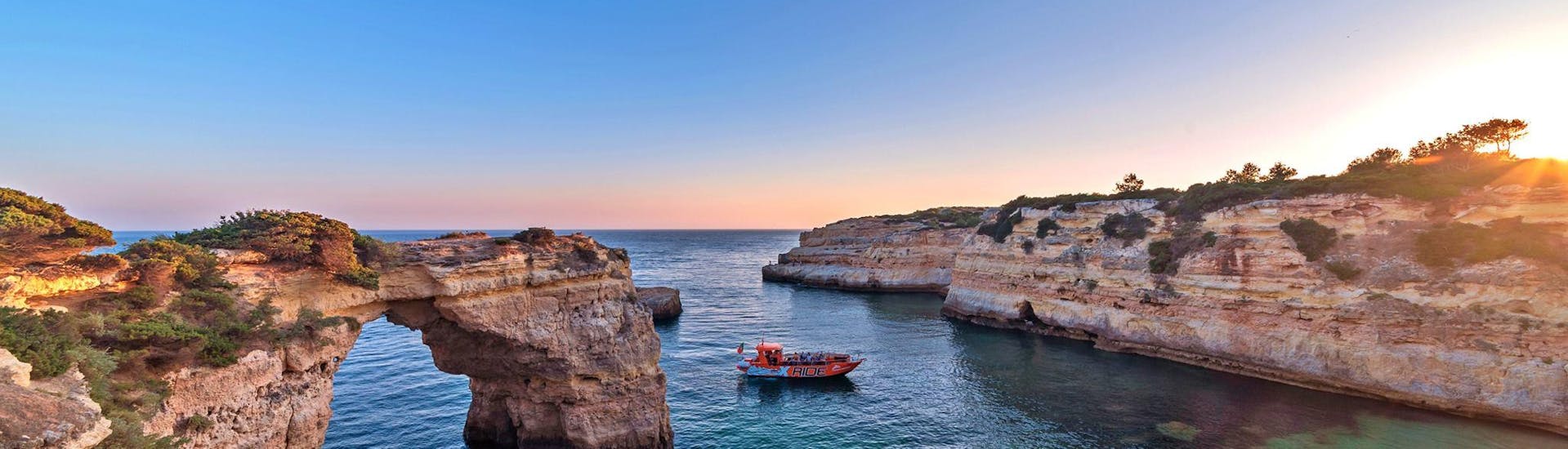Photo panoramique des grottes de Benagil où X Ride Algarve propose ses balades en bateau. 