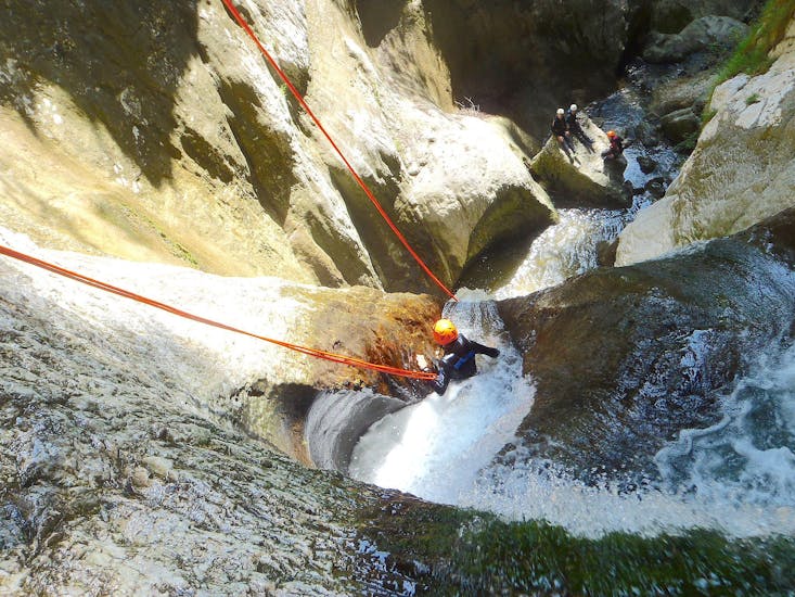 Vista di una ragazza che fa canyoning con Xadventure Outdoor Lake Garda.