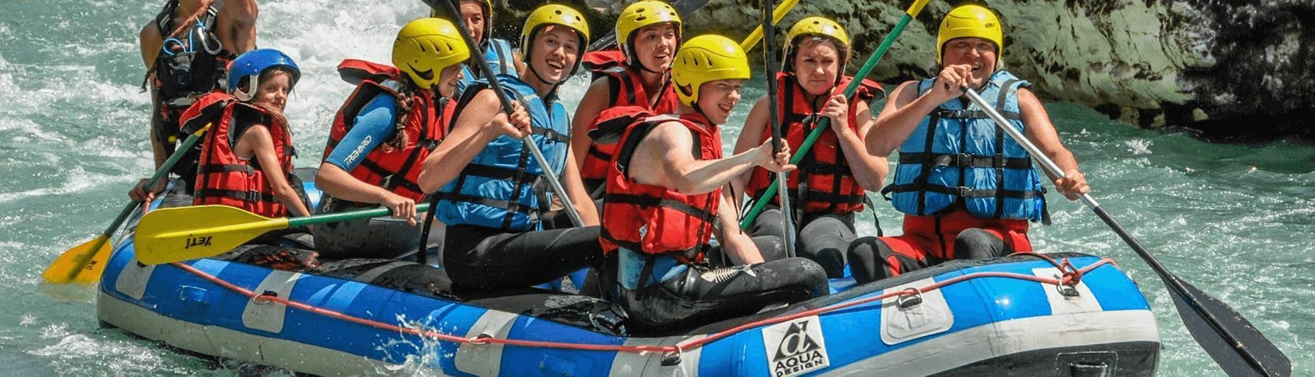 A group of friends is enjoying their rafting tour on the Verdon with Yeti Rafting.