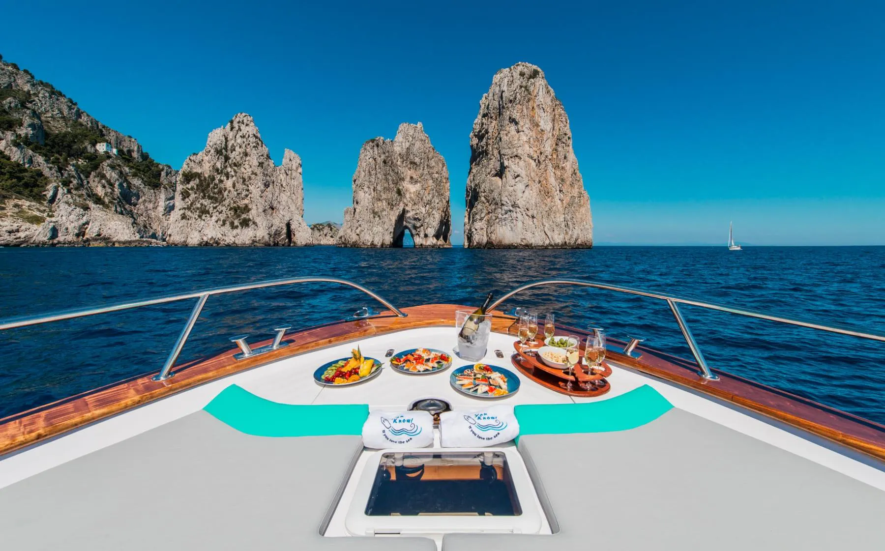 You Know! Boat Sorrento Beautiful landscapes showcasing mountains and sea, where the experiences of You Know! Boat Sorrento are taking place.