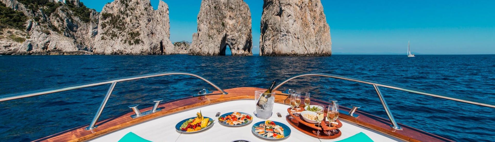 Un delizioso aperitivo viene servito durante uno dei tour in barca organizzati da You Know! Boat Sorrento.