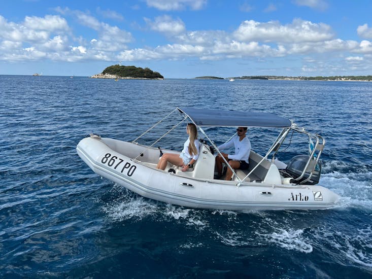 2 mensen genieten van hun bootverhuur van Istra Speed Boat 