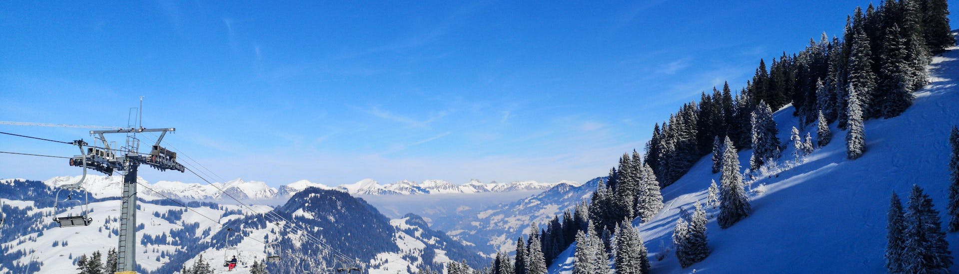Ausblick auf die sonnige Berglandschaft beim Skifahren lernen mit den Skischulen im Skigebiet Schönried-Saanenmöser-Zweisimmen.