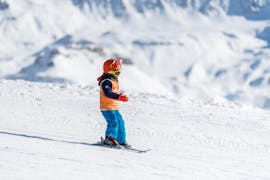 Ein Kind nimmt am privaten Skikurs für Kinder teil - im Februar bei Starski Grand Bornand.
