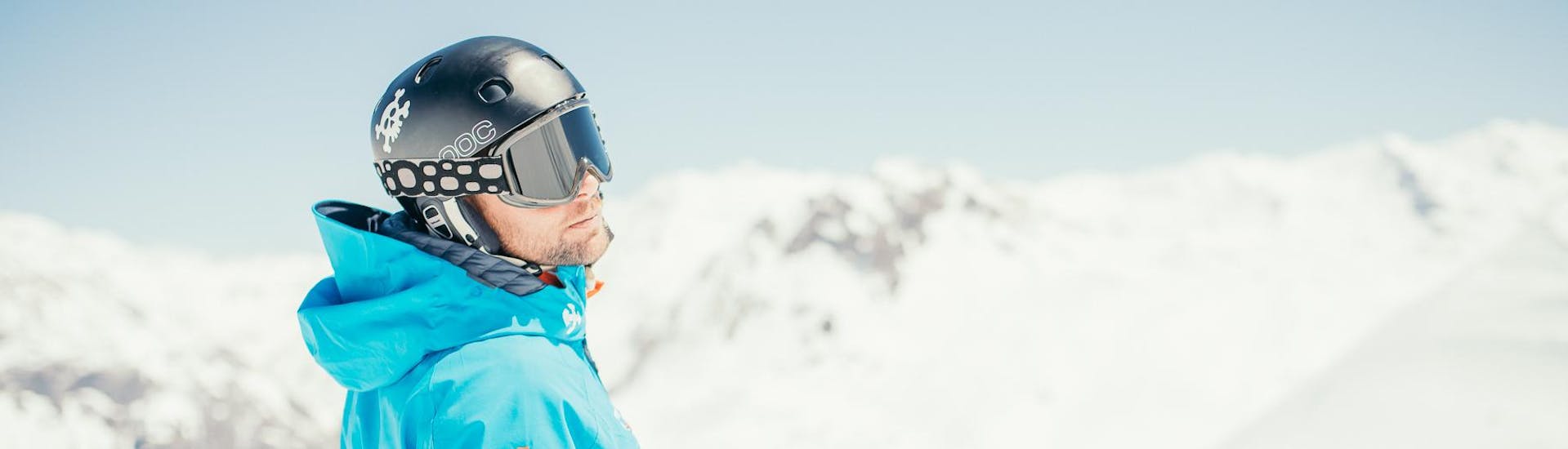 Eine Person nimmt am Privatkurs im Snowboarden teil - im Februar bei unserem Partner Starski Grand Bornand.