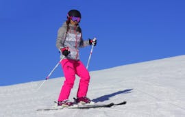 A woman goes on a private ski lesson for adults in La Molina/Masella with Escola d'esqui Alta Cerdanya.