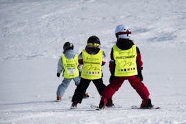 Unos niños toman una clase grupal de esquí para niños en La Molina/Masella con Escola d'esqui Alta Cerdanya.