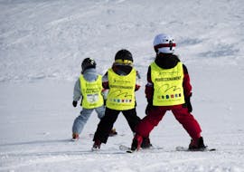 Kinderen volgen een kindergroepsskiles in La Molina/Masella bij Escola d'esqui Alta Cerdanya.