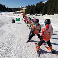 Des enfants prêts pour la course à Madonna di Campiglio pendant un des cours de ski pour enfants (4-12 ans) de niveau expérimenté - 3h.