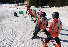 Bambini pronti per la gara a Madonna di Campiglio durante una delle lezioni di sci per bambini (4-12 anni) per avanzati - 3h.