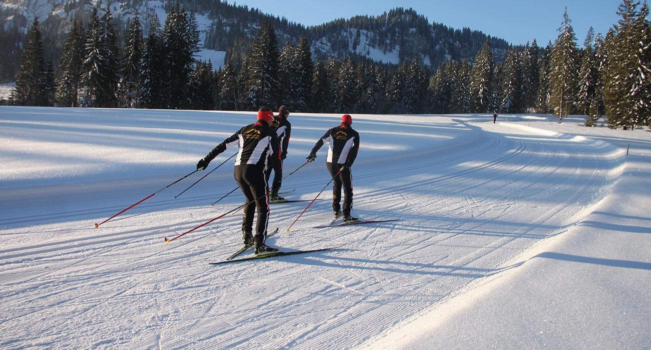 Privater Langlaufkurs - Skating Drei Wintersportler besuchen den privaten Langlaufkurs für alle Levels - Skating bei der Schneesportschule Balderschwang.